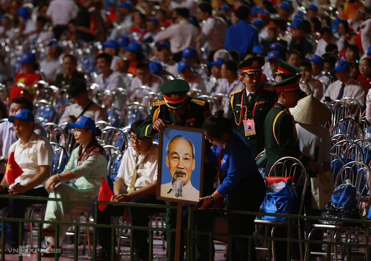 Một cựu chiến binh ôm ảnh Bác Hồ trên khu vực khách mời. Ảnh: Đức Đồng