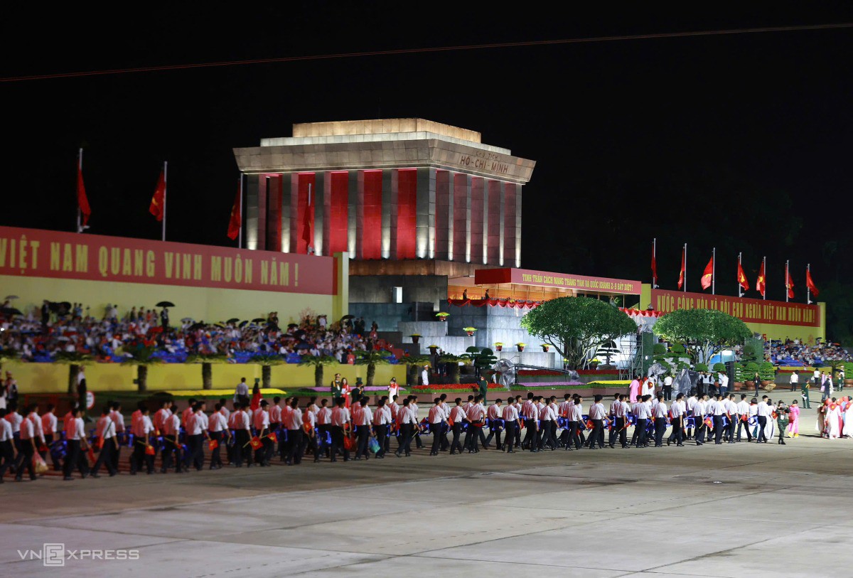 Khối xếp chữ vào lễ đài. Ảnh: Đức Đồng