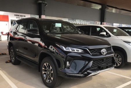 Bộ đôi xe Toyota Camry và Fortuner tăng giá bán tại Việt Nam