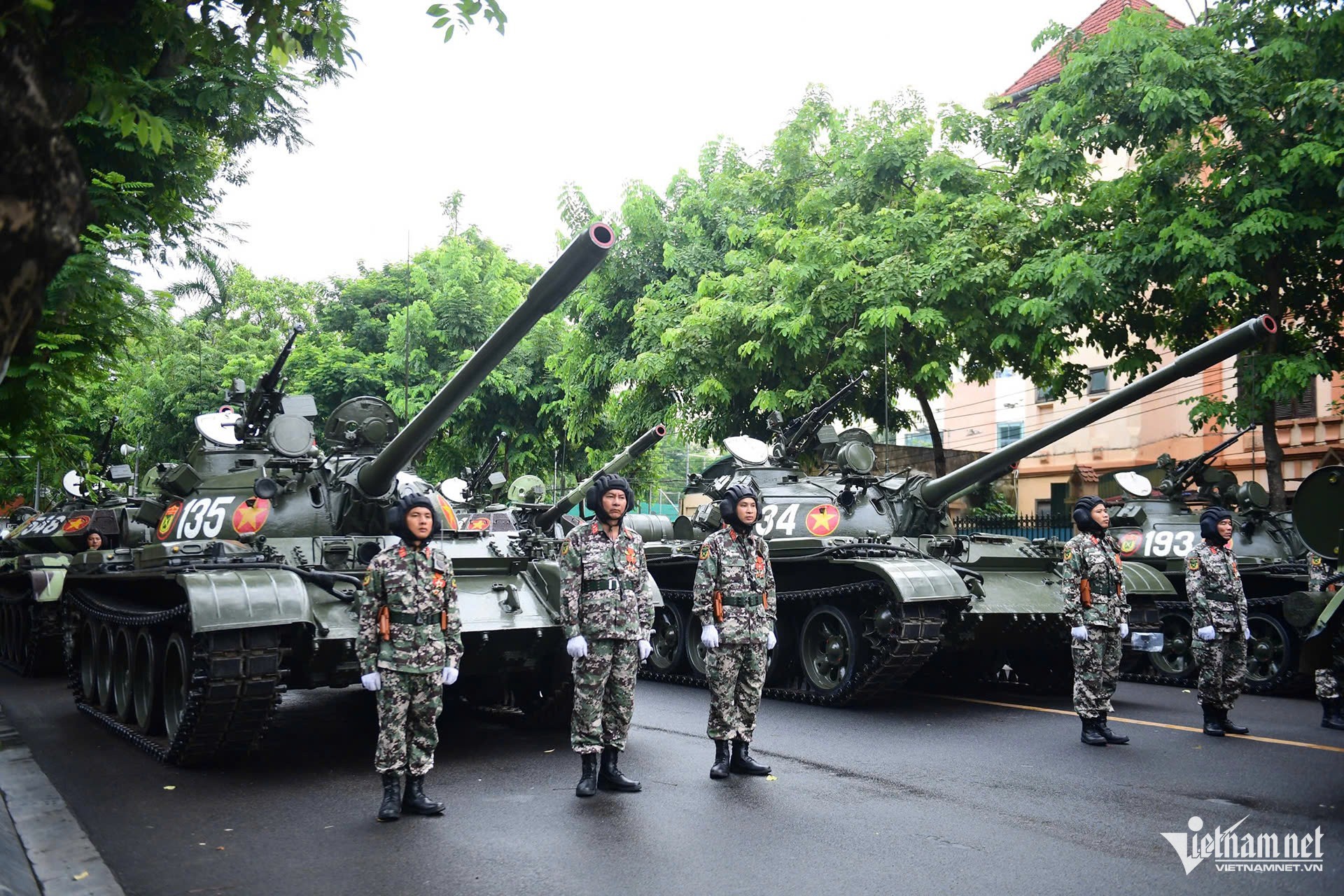 Các chiến sĩ khối xe pháo chào cờ. Ảnh: Nguyễn Huế