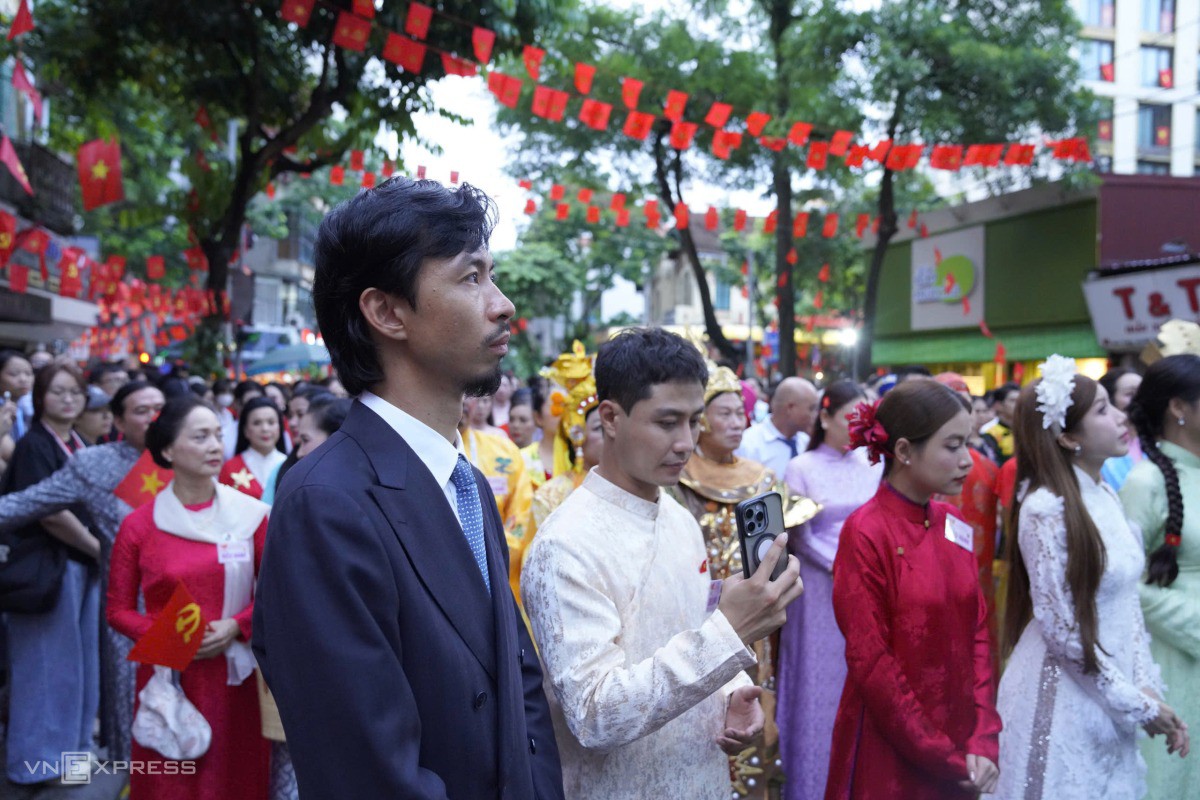 Rapper Đen Vâu, diễn viên Thanh Sơn, ca sĩ Hoàng Thùy Linh tại Khối Văn hóa - Thể thao. Ảnh: Nguyễn Đông