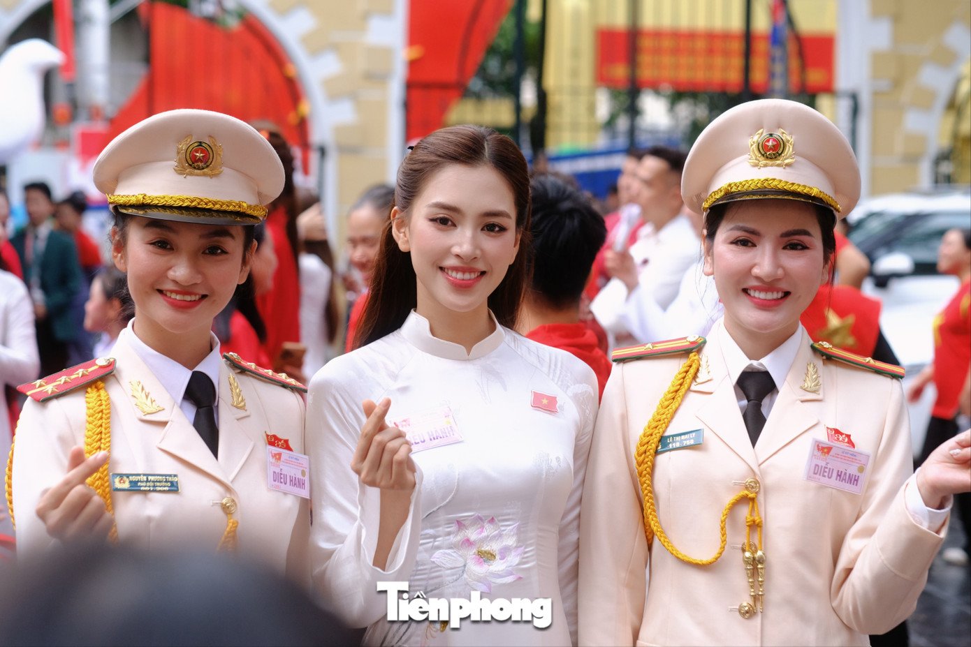 Hoa hậu Tiểu Vy rạng rỡ bên các chiến sĩ công an tham gia lễ tổng duyệt.