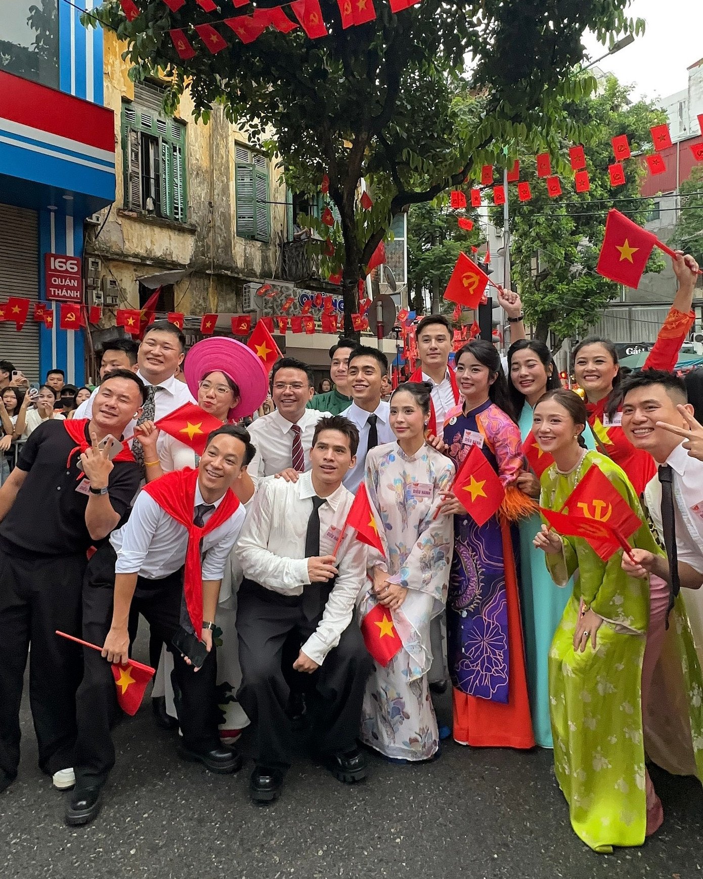 MONO xả loạt ảnh hậu trường vui nhộn trước và sau khi diễn ra buổi tổng duyệt. Nam ca sĩ gọi đây là khoảnh khắc tự hào Việt Nam.