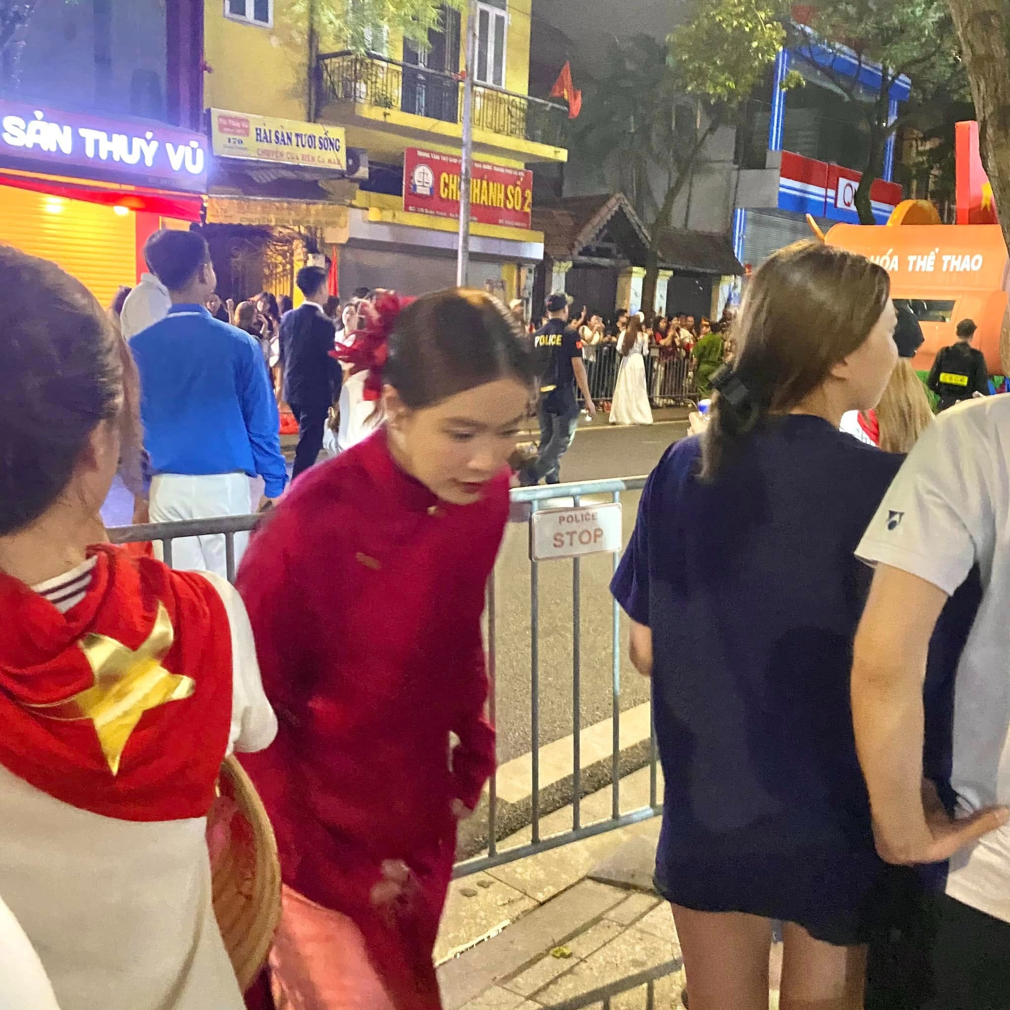 Hoàng Thùy Linh - Đen Vâu có mặt từ sớm.