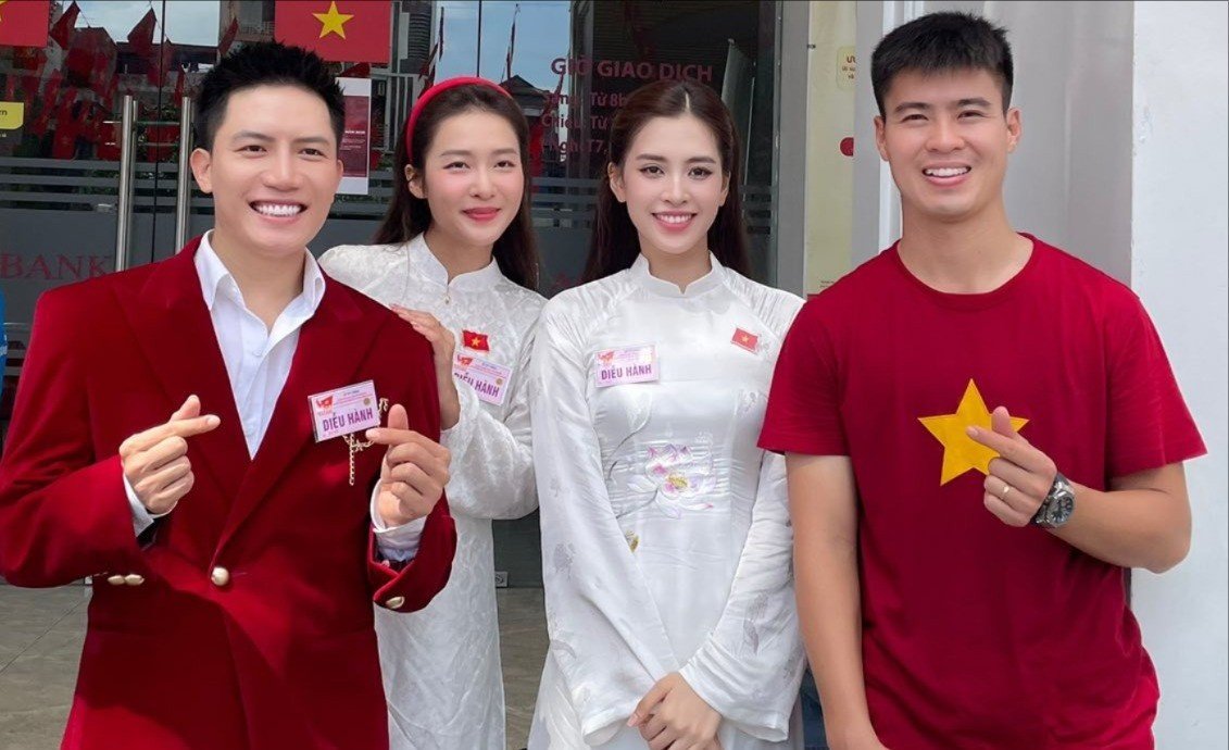 Hoa hậu Tiểu Vy gặp thiếu tá công an nhập vai girl phố ở lễ tổng duyệt A80 - 11