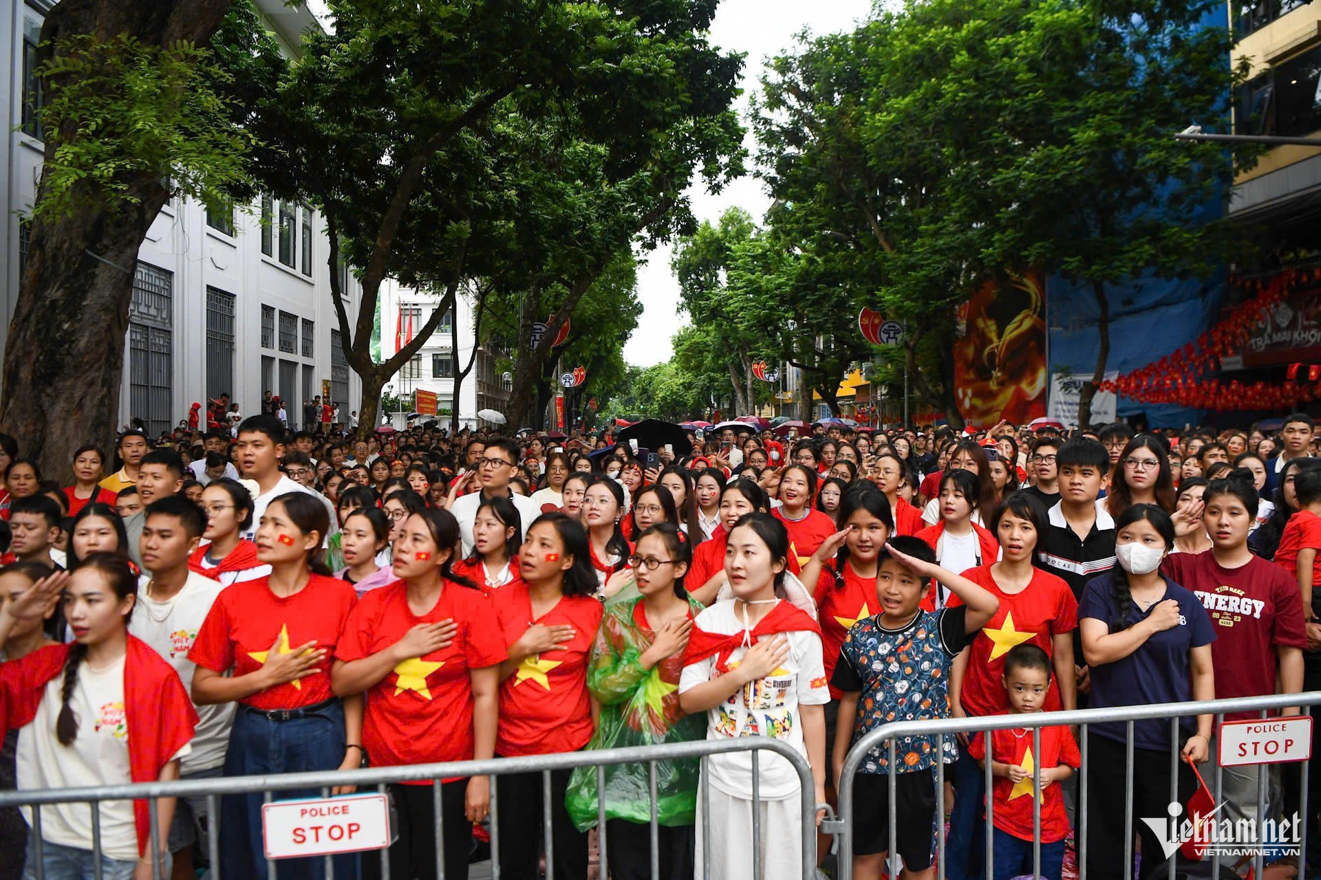 Tại điểm Tràng Tiền, Ngô Quyền người nhân cùng nhau đứng lên, đặt tay lên ngực hát vang Quốc ca. Ảnh: Trần Đức Anh