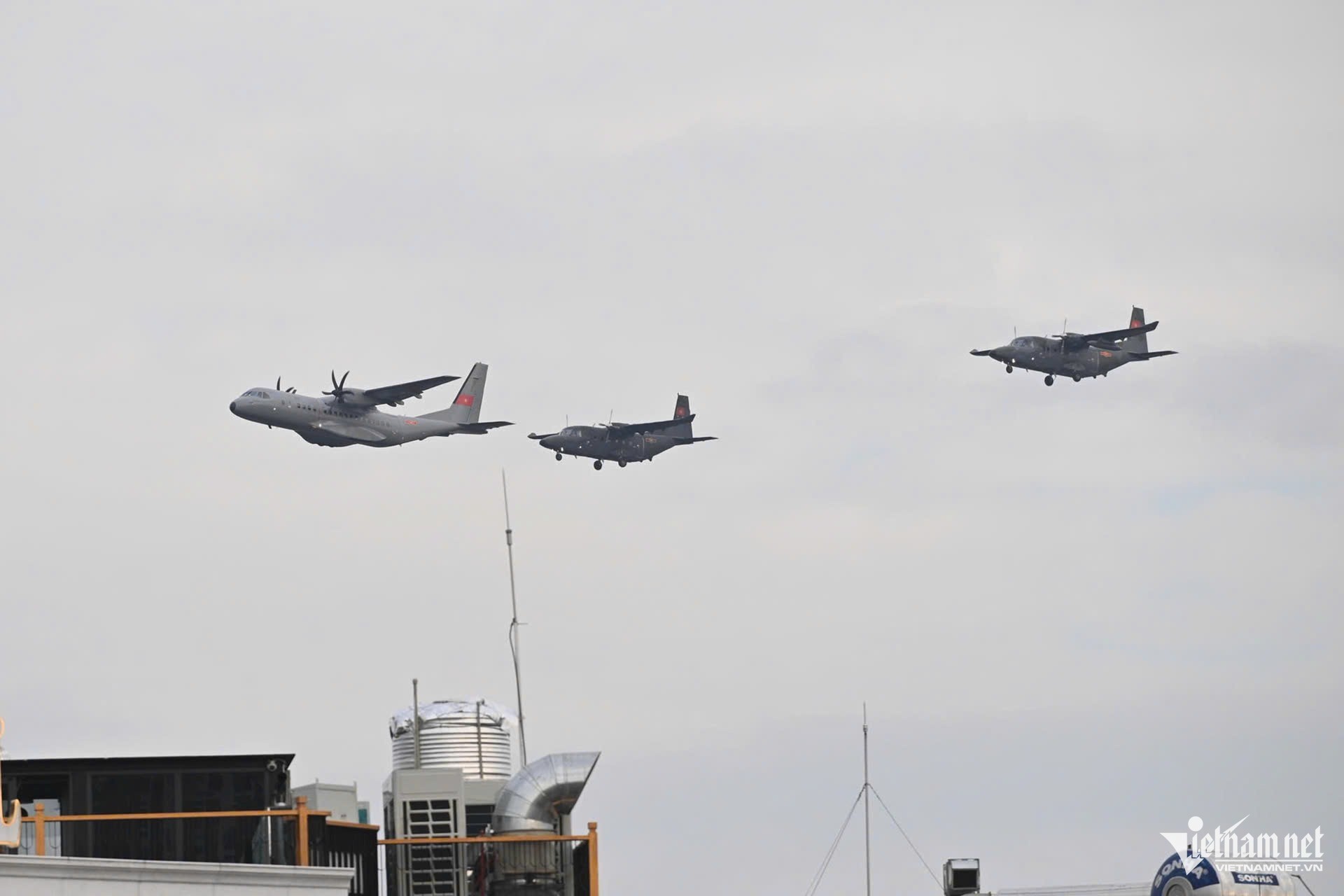 Đội hình máy bay vận tải Casa C-295 và C212i. Ảnh: Lê Trung