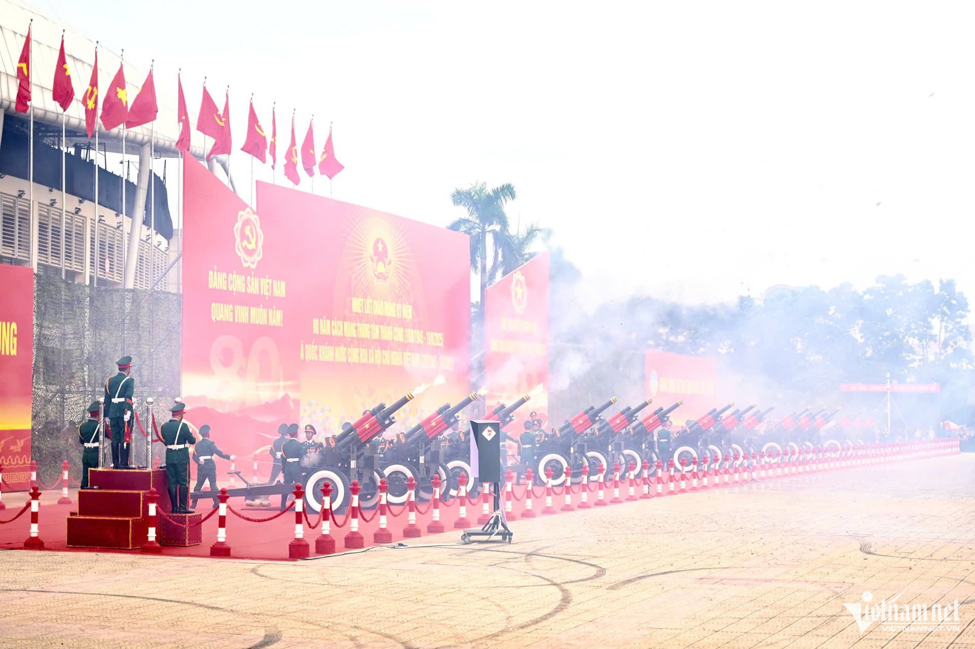 21 loạt đại bác vang lên trong tiếng hò reo của người dân. Ảnh: Nguyễn Huy