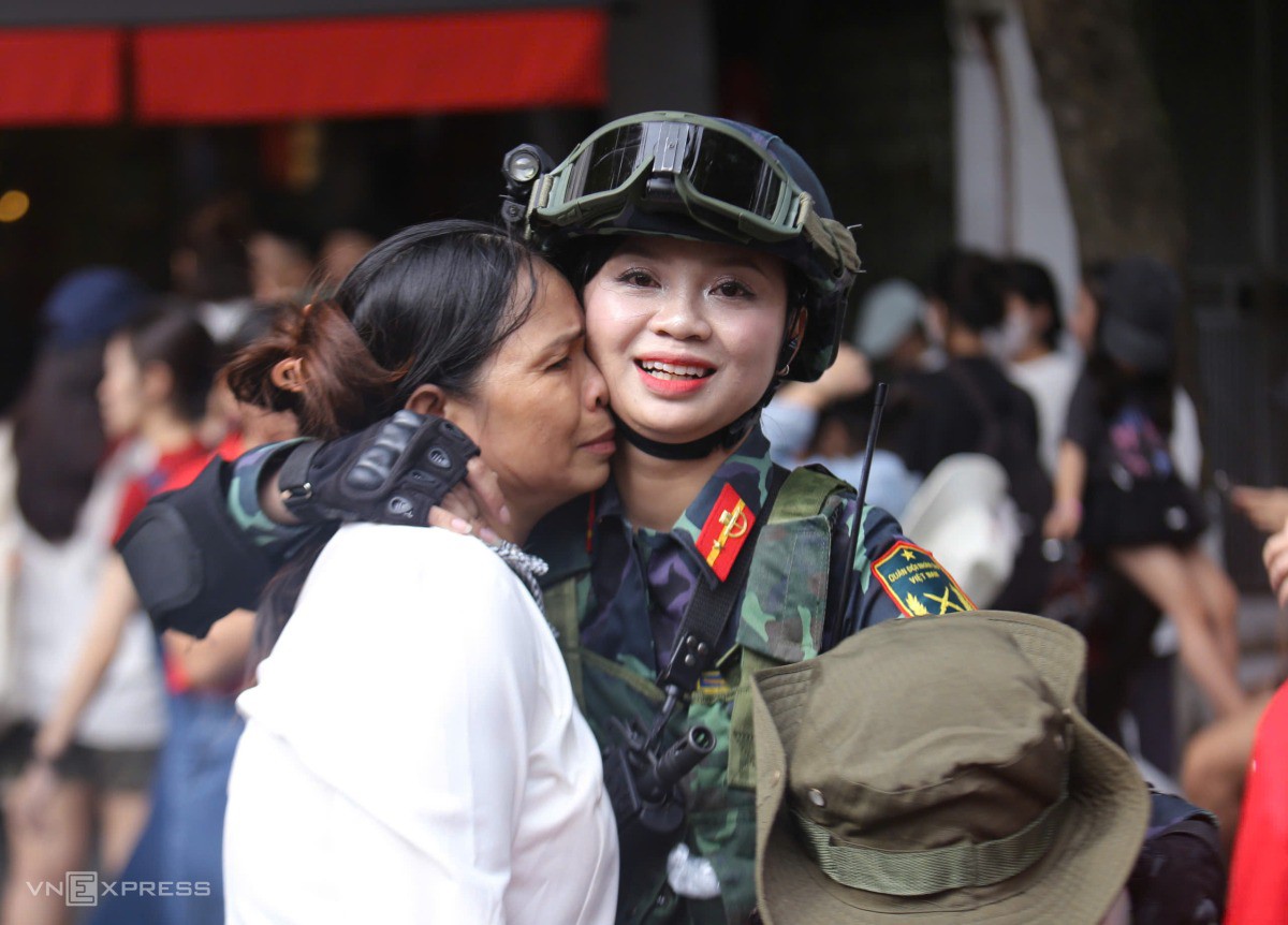 Chị Hà ôm mẹ, người đã đi gần 200 km từ quê nhà Thanh Hóa ra Hà Nội từ chiều qua để gặp con gái. Ảnh: Thanh Hằng