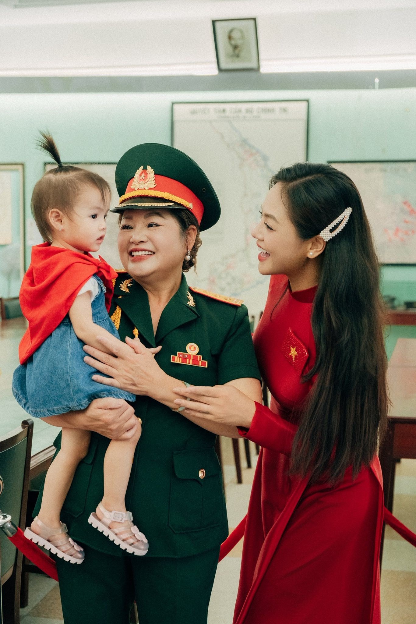 “Yêu nước là sự biết ơn, kế thừa và tiếp nối. Hãy viết tiếp câu chuyện yêu nước cùng gia đình. Trái tim tôi rung lên từng nhịp tự hào mãnh liệt khi biết rằng màu sắc mà cả gia đình mình yêu nhất đó chính là màu cờ Tổ quốc”, Thu Quỳnh chia sẻ.