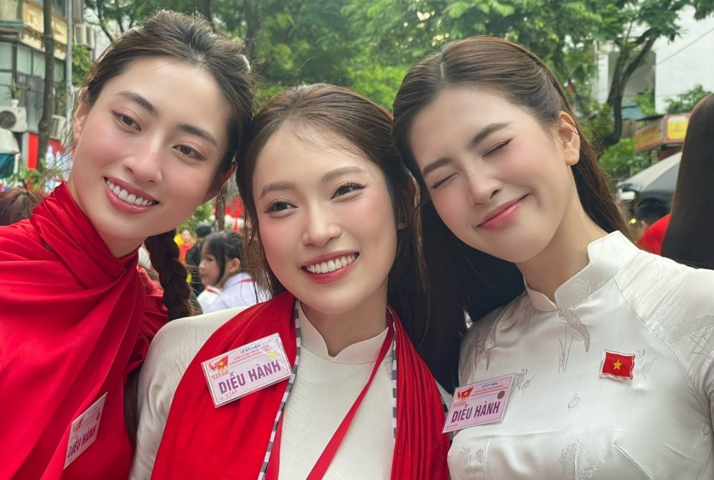 Tiểu Vy bên Hoa hậu Lương Thùy Linh, MC Khánh Vy, ca sĩ Anh Tú, cầu thủ Duy Mạnh trước giờ tổng duyệt.