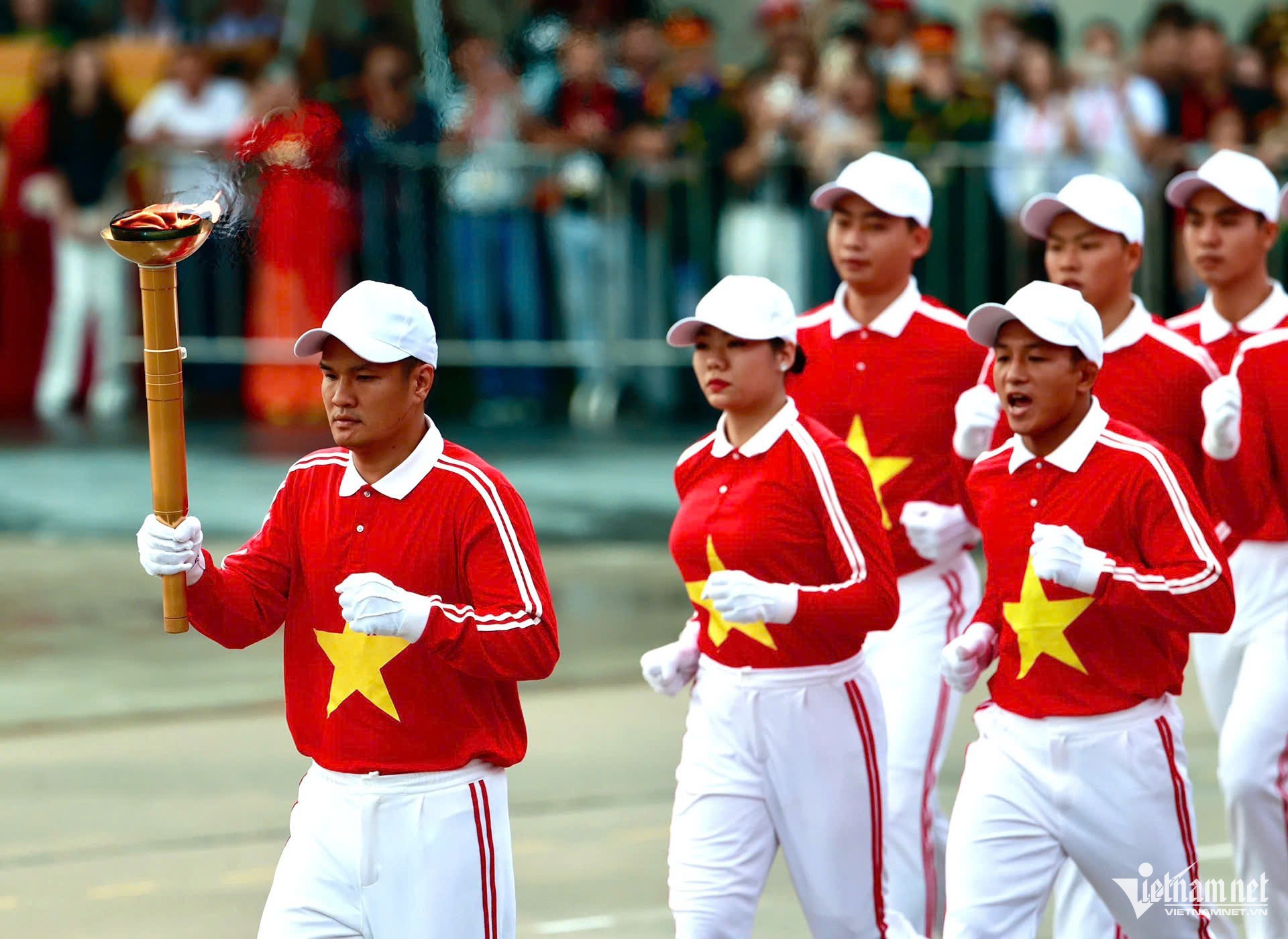 Màn rước đuốc từ Bảo tàng Hồ Chí Minh về Quảng trường Ba Đình. Ảnh: Phạm Hải