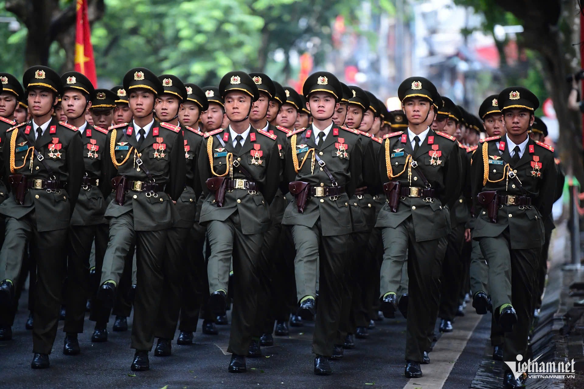 Các khối sĩ quan, chiến sĩ Công an khởi động, chỉnh đốn hàng ngũ. Ảnh: Nguyễn Huế