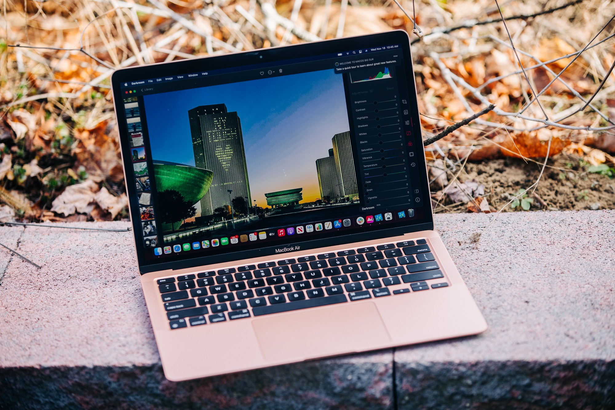 MacBook Air M1 có thể hoạt động liên tục lên đến 18 giờ