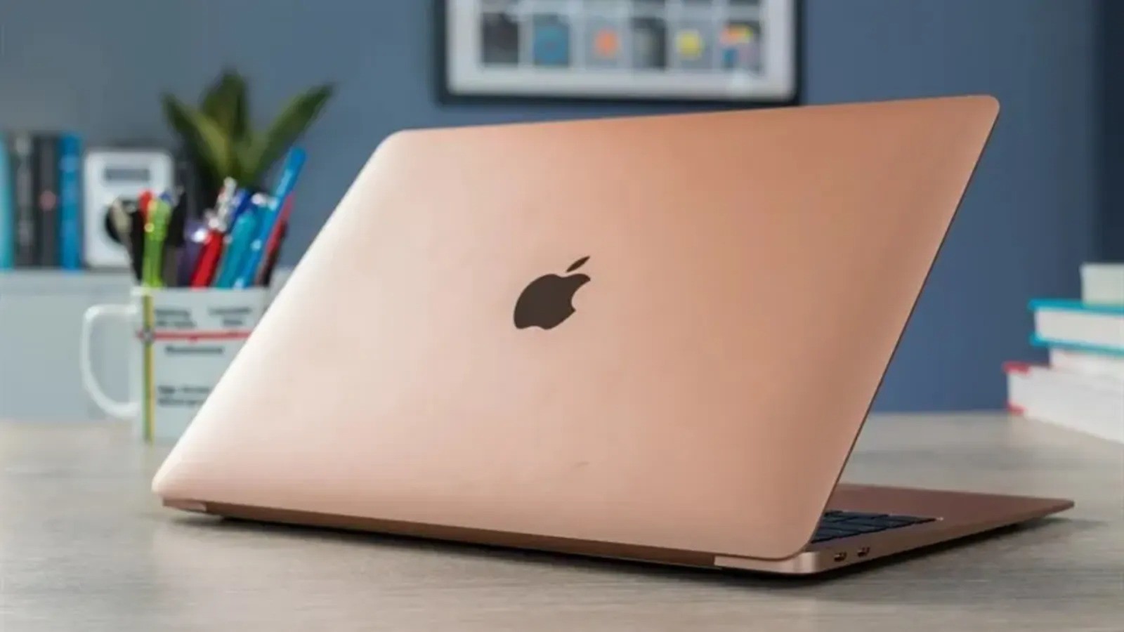 MacBook Air M1 có thiết kế gọn nhẹ dễ dàng mang theo bên mình