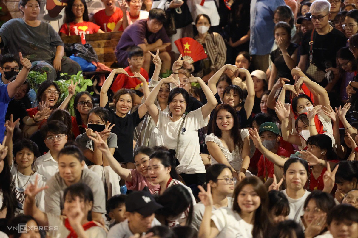 Các bạn trẻ tạo hình trái tim. Ảnh: Quỳnh Trần