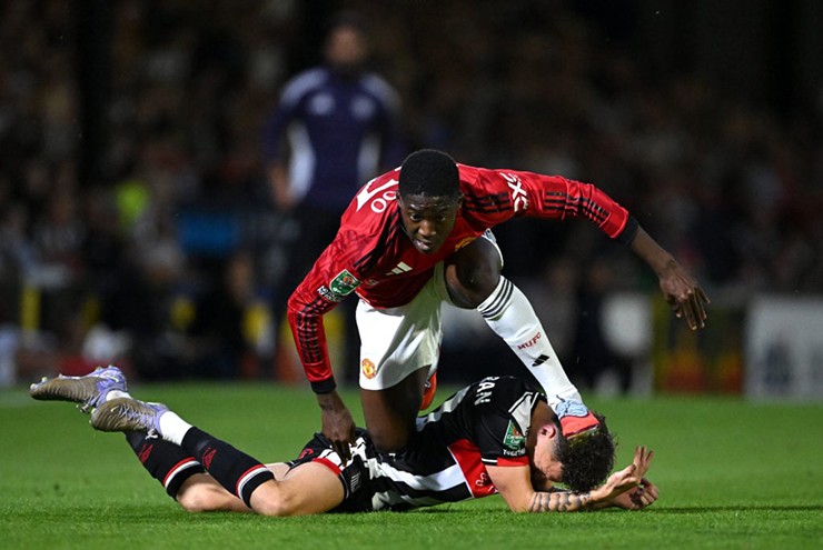 Mainoo thi đấu không tệ trước Grimsby.