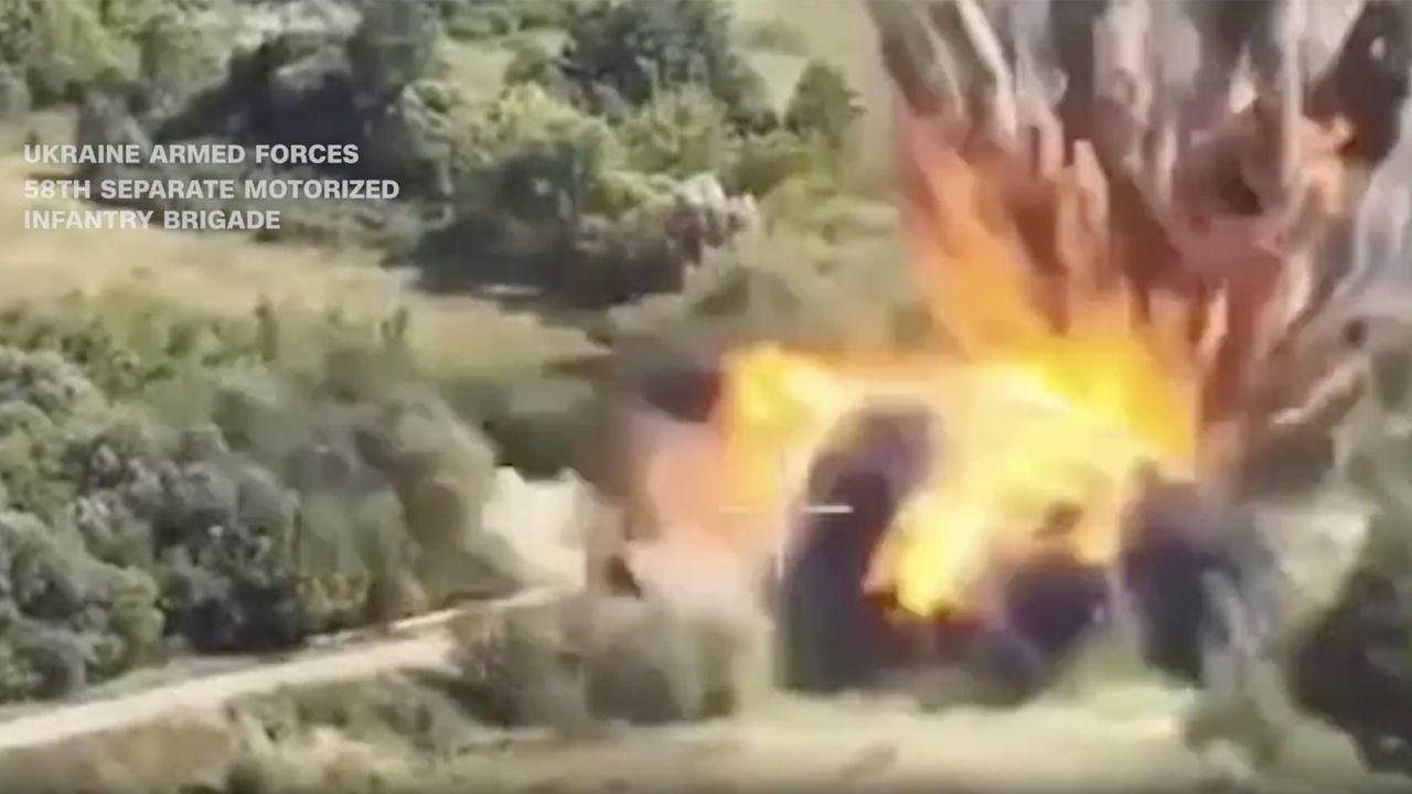 Khoảnh khắc cây cầu quan trọng của Nga ở vùng Belgorod nổ tung sau đòn tấn công của Ukraine. Ảnh chụp màn hình video.