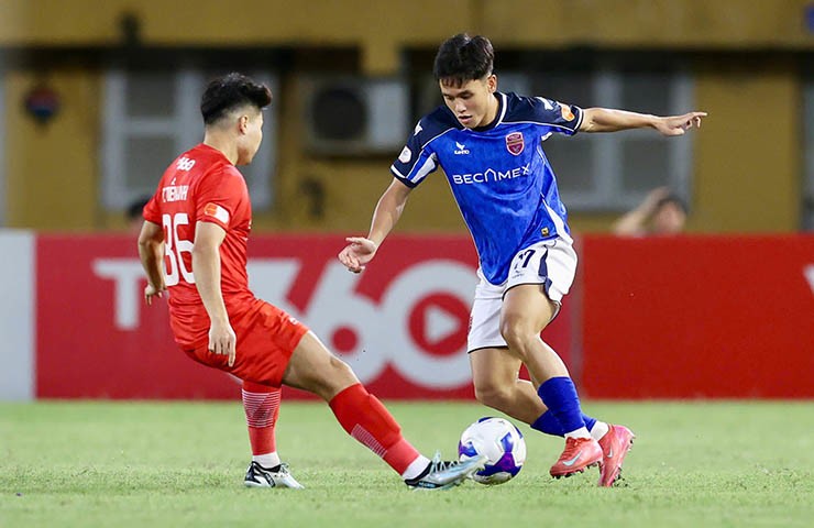 Thể Công Viettel (áo đỏ) gặp khó khăn trước Becamex TP HCM