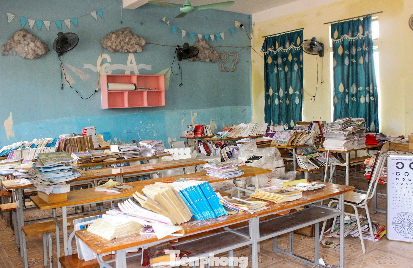 Nỗi lo sau bão, giáo viên 'giành nắng' phơi sách cho học trò - 3