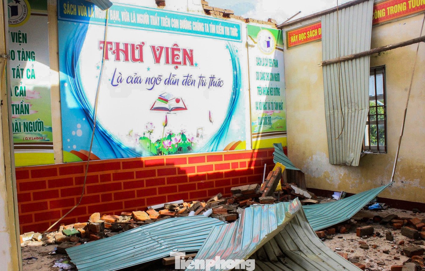 Thư viện và phòng y tế cũng chung cảnh tượng tan hoang sau bão.