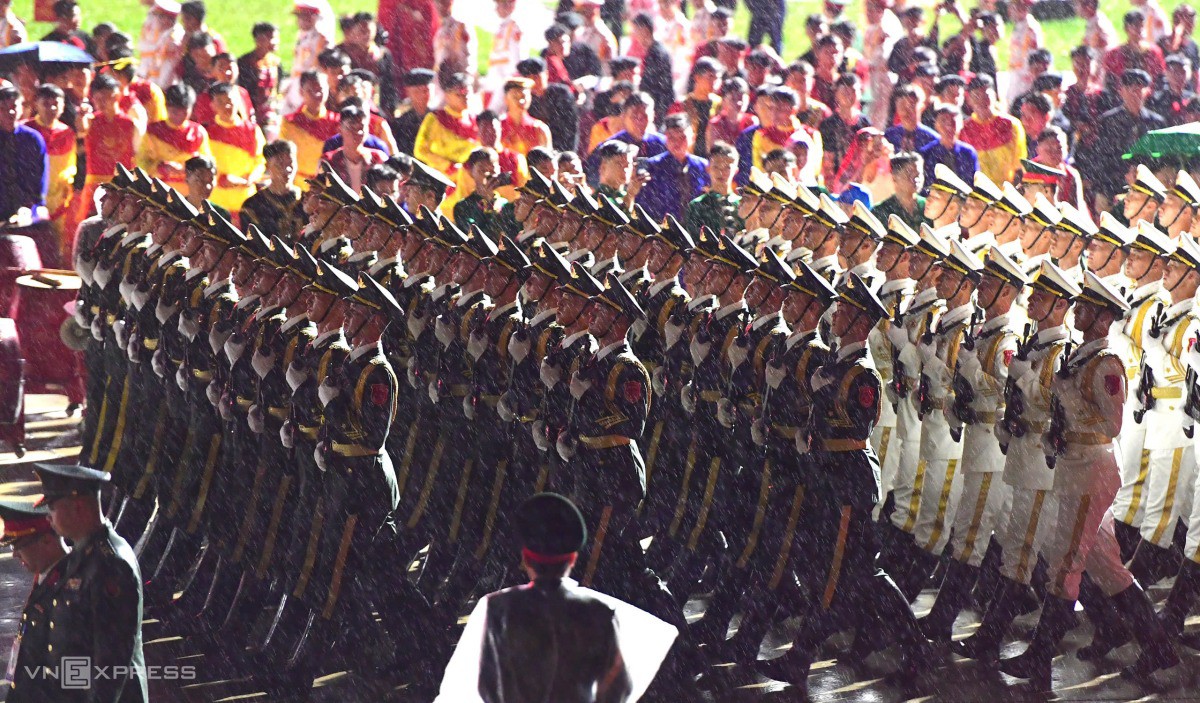 Mưa lớn khi các khối chuẩn bị trước lễ tổng duyệt trong Ba Đình. Ảnh: Thanh Tùng