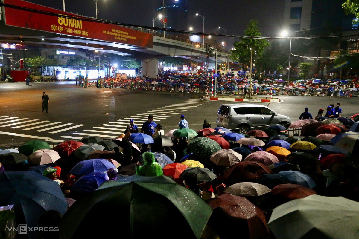 Người dân chờ đợi tại ngã tư Đào Tấn - Liễu Giai. Ảnh: Phạm Chiểu
