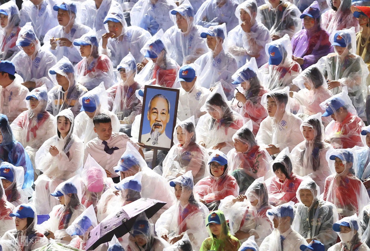 Lực lượng xếp chữ mang theo ảnh Chủ tịch Hồ Chí Minh. Ảnh: Đức Đồng