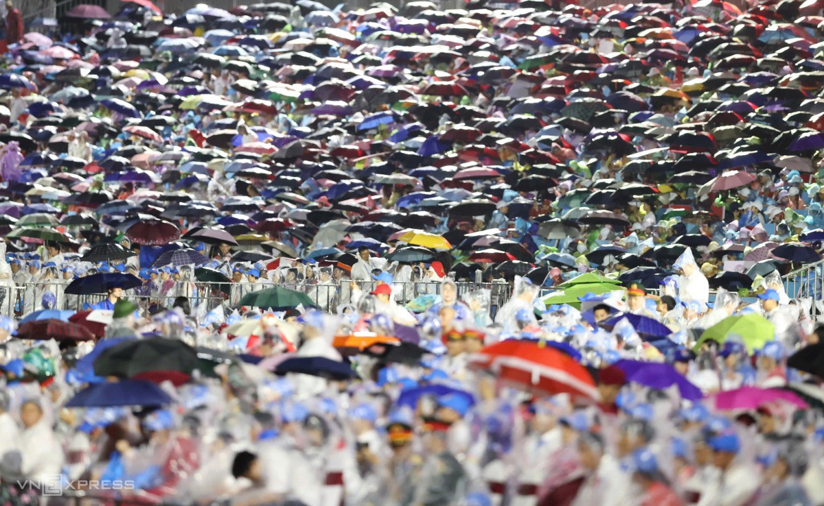 Khán đài đối diện Lăng Chủ tịch Hồ Chí Minh kín chỗ. Ảnh: Đức Đồng