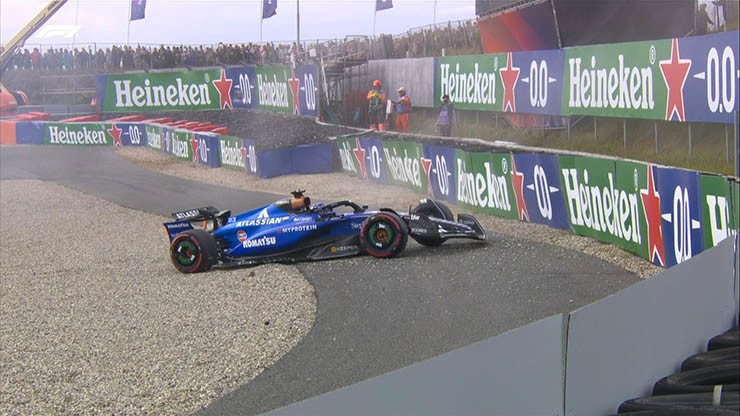 Albon “chốt hạ” với cờ đỏ thứ 3 trong ngày