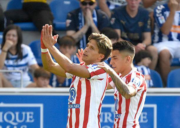 Giuliano Simeone chắp tay xin fan Alaves lượng thứ sau khi ghi bàn mở tỷ số