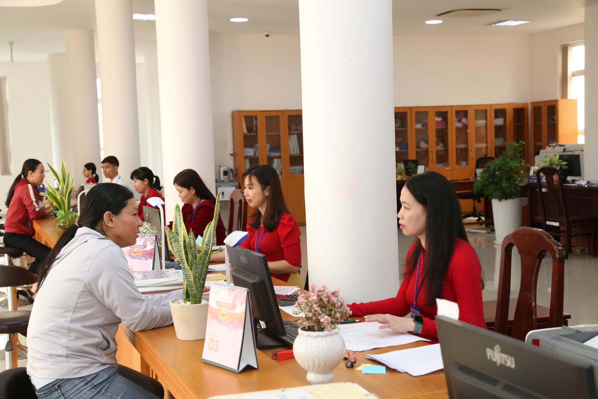 Kho bạc làm xuyên lễ để kịp phát tiền cho người dân