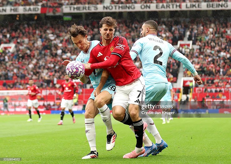 Trực tiếp bóng đá MU - Burnley: Fernandes phạt đền thành bàn, "Quỷ đỏ" chiến thắng (Hết giờ) - 1