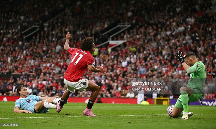 Trực tiếp bóng đá MU - Burnley: Fernandes phạt đền thành bàn, "Quỷ đỏ" chiến thắng (Hết giờ) - 6