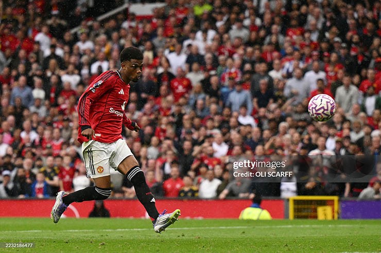 Trực tiếp bóng đá MU - Burnley: Fernandes phạt đền thành bàn, "Quỷ đỏ" chiến thắng (Hết giờ) - 5