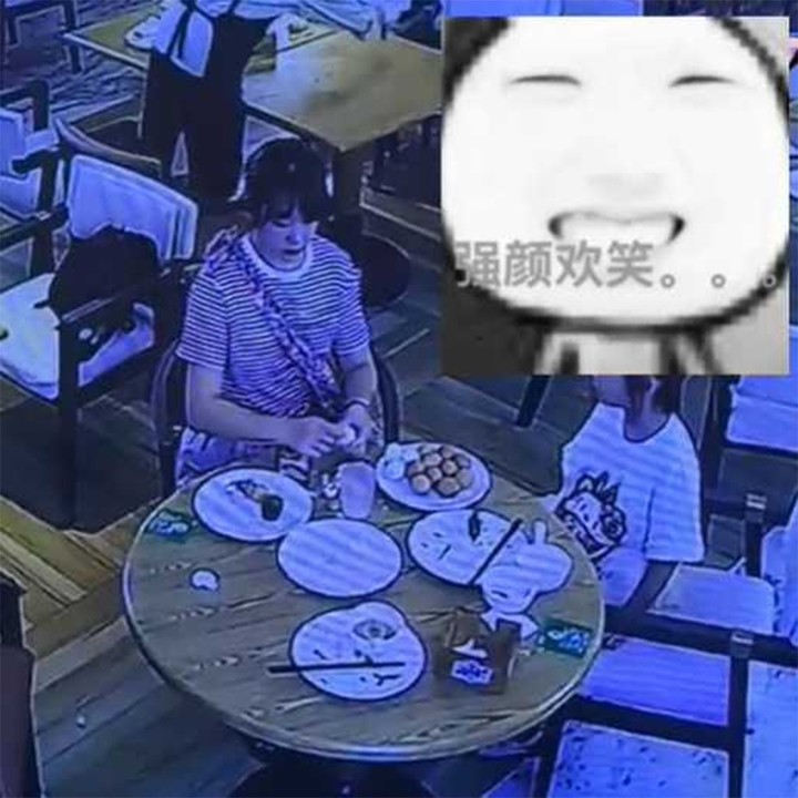 Người phụ nữ bóc 20 quả trứng luộc