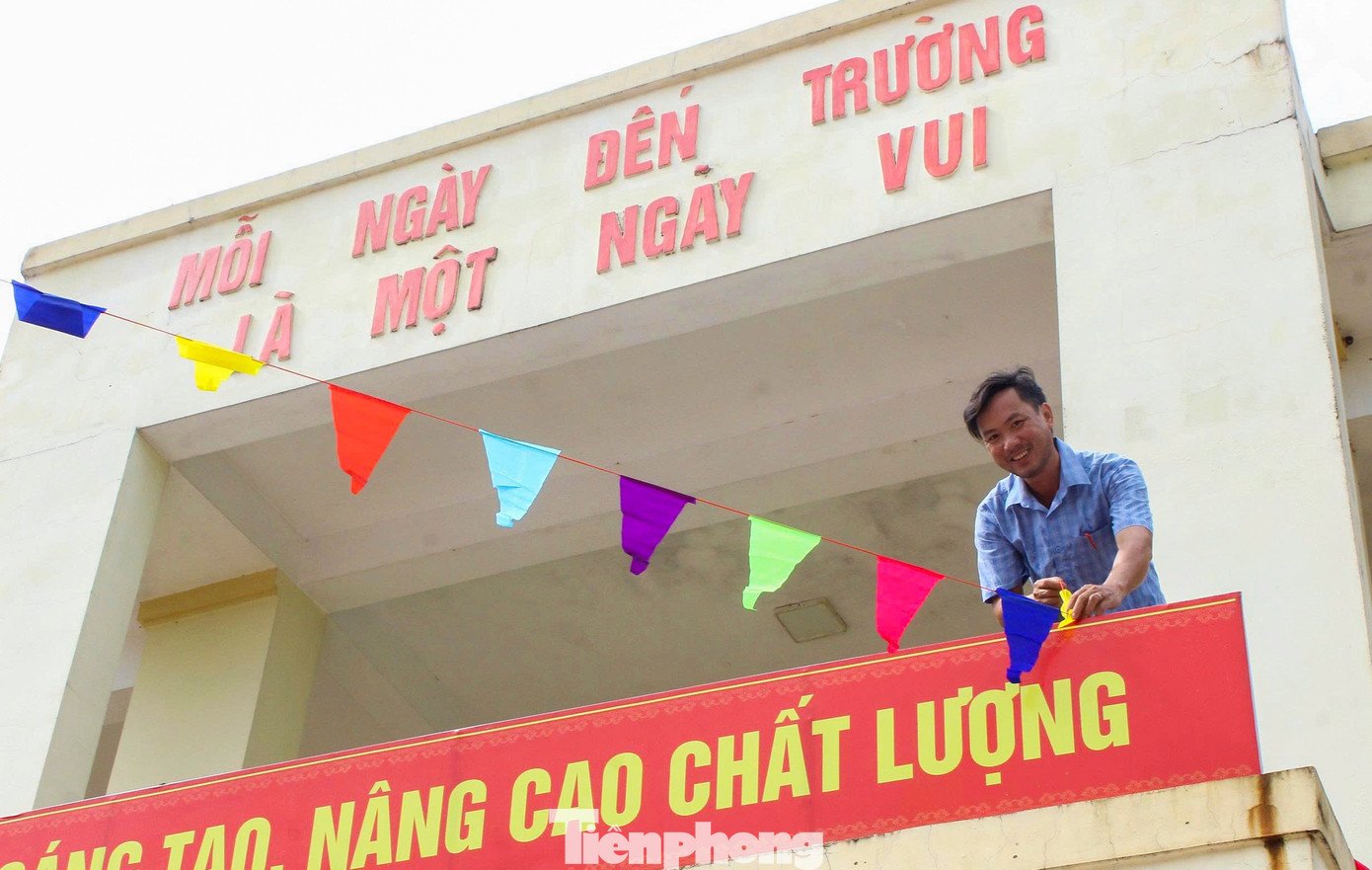 Nỗi lo sau bão, giáo viên 'giành nắng' phơi sách cho học trò - 13