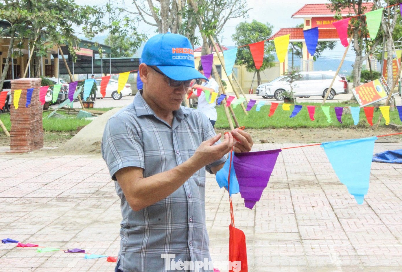 Nỗi lo sau bão, giáo viên 'giành nắng' phơi sách cho học trò - 14