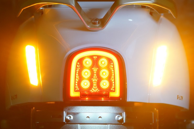 Xe máy điện đẹp như Vespa đi tới 105 km/lần sạc, kèm nhiều trang bị hiện đại - 7