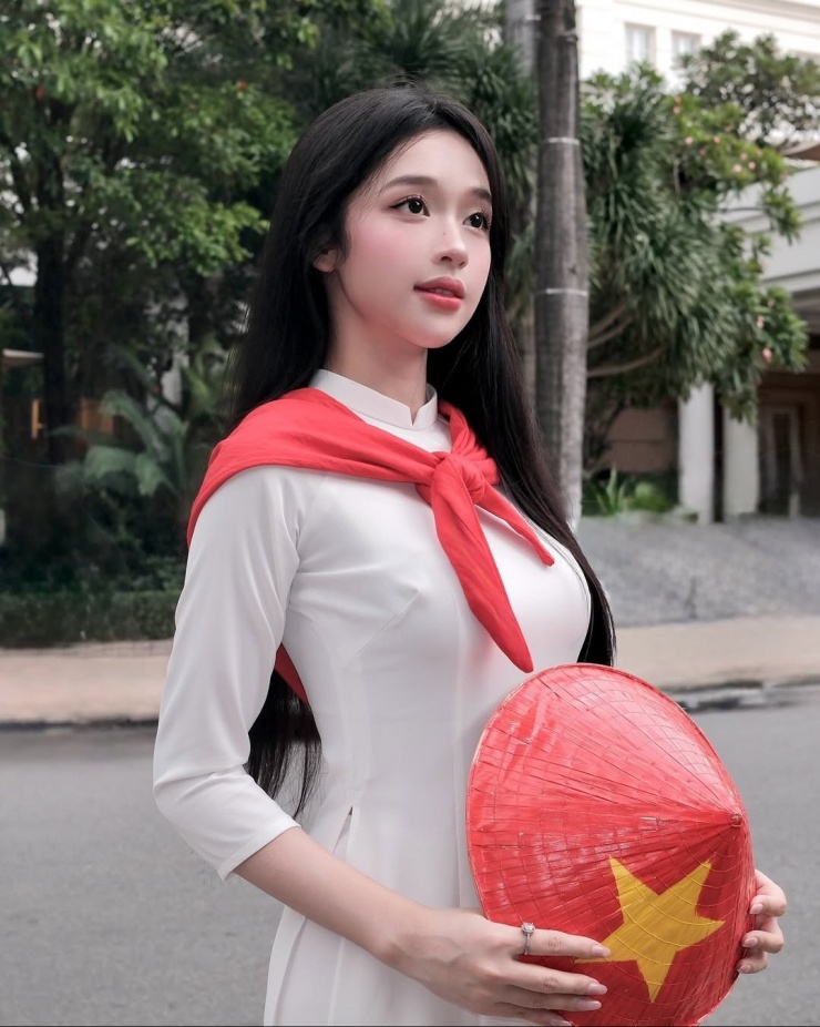 Áo dài trắng, biểu tượng của sự thanh khiết, đã được nhiều người đẹp Việt khoác lên mình một cách đầy tinh tế và cuốn hút trong những tấm hình hưởng ứng không khí ngày đại lễ 2/9 đang đến gần. (Ảnh: IGNV)