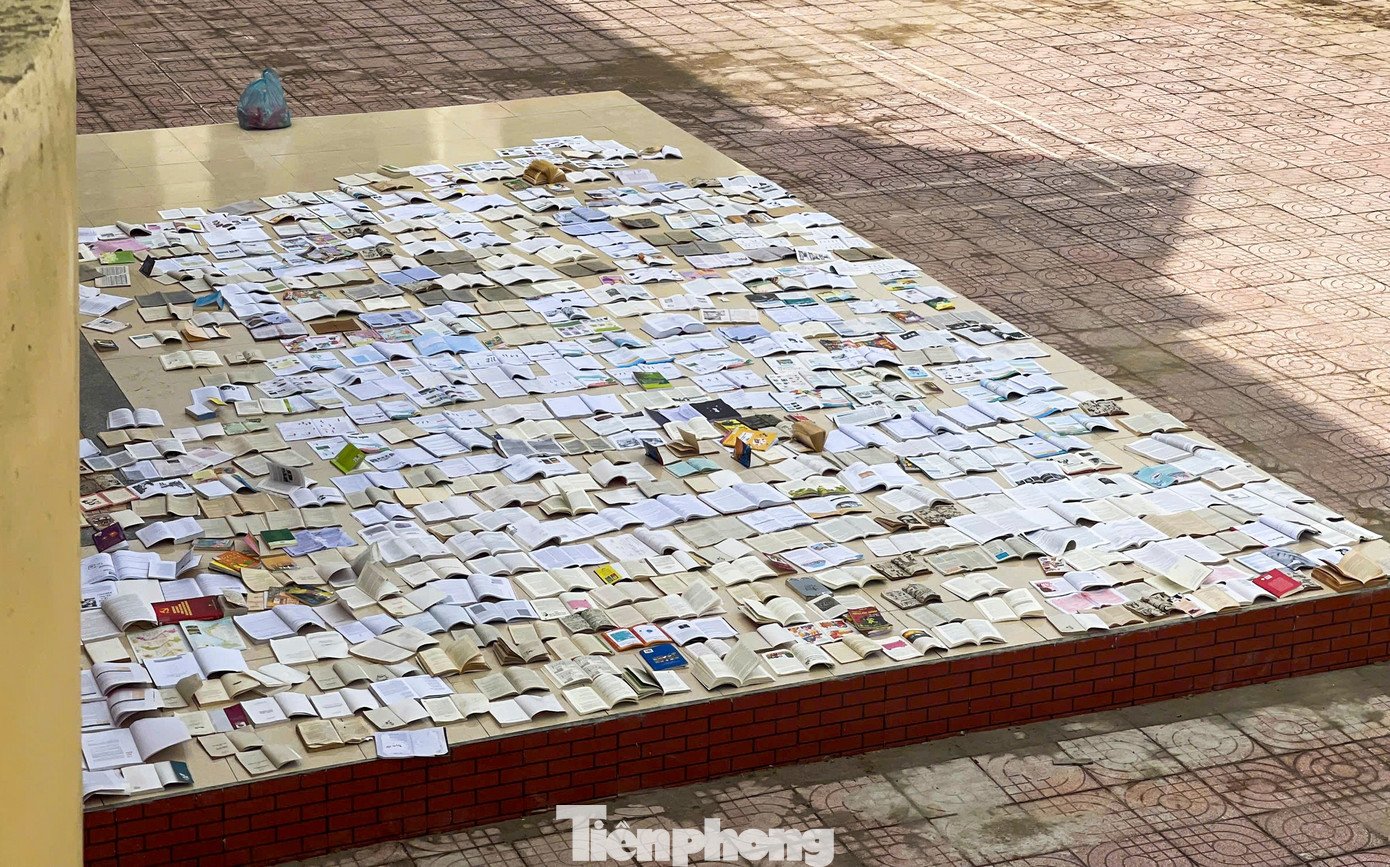 Nỗi lo sau bão, giáo viên 'giành nắng' phơi sách cho học trò - 11