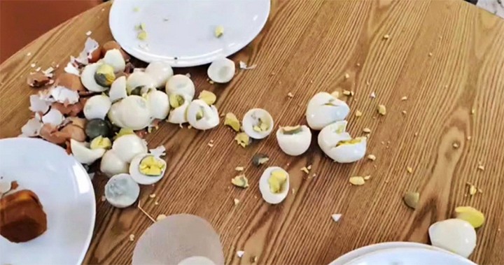 Số trứng luộc bị thực khách này đập nát