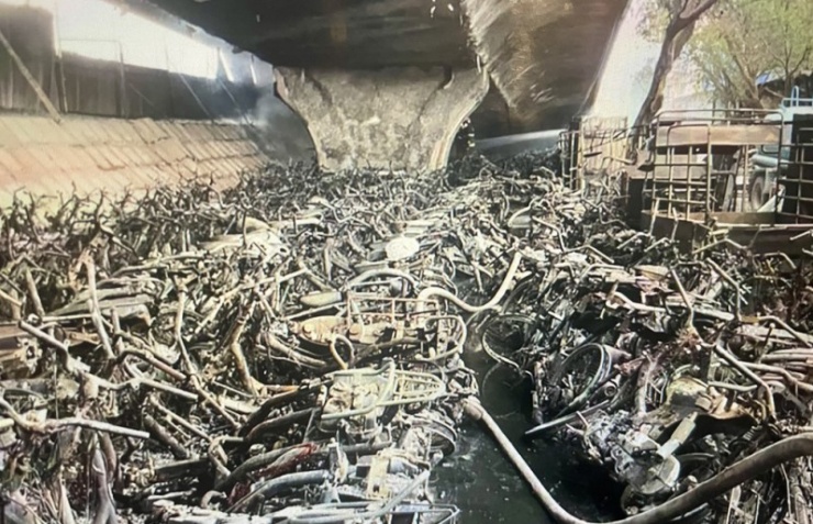 Đám cháy lớn khiến nhiều xe máy bị thiêu rụi.