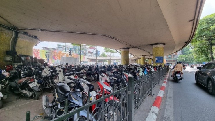 Nhiều khu vực gầm cầu cạn tại Hà Nội được trưng dụng làm nơi trông xe tạm. 
