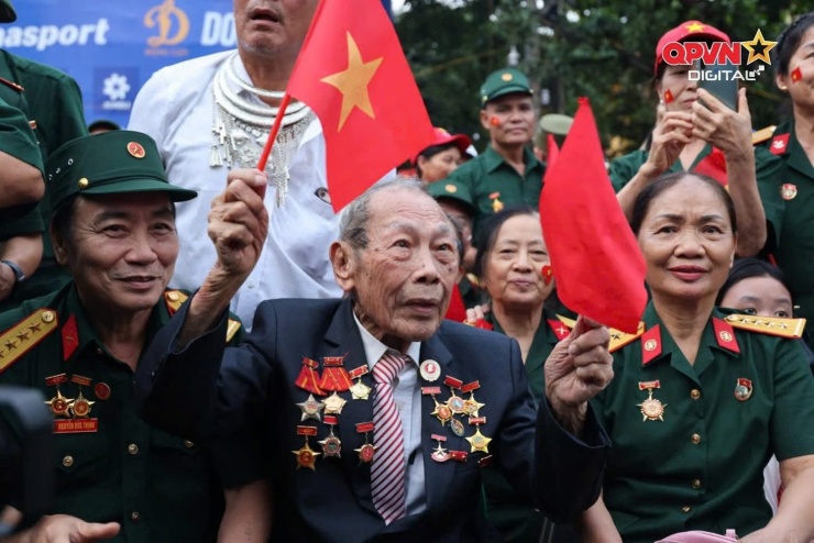 Cụ Bình theo dõi tổng duyệt cấp nhà nước diễu binh, diễu hành sáng 30/8. Ảnh: Truyền hình Quốc phòng Việt Nam