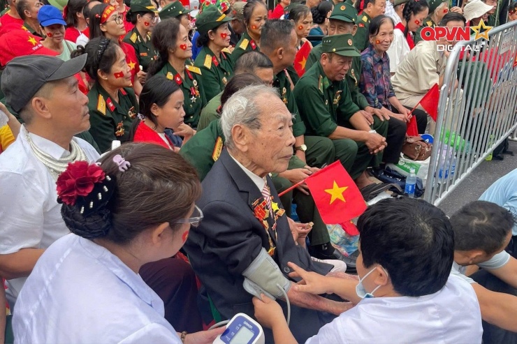 Các y bác sĩ đo huyết áp, kiểm tra sức khỏe cho cụ Bình. Ảnh: Truyền hình Quốc phòng Việt Nam