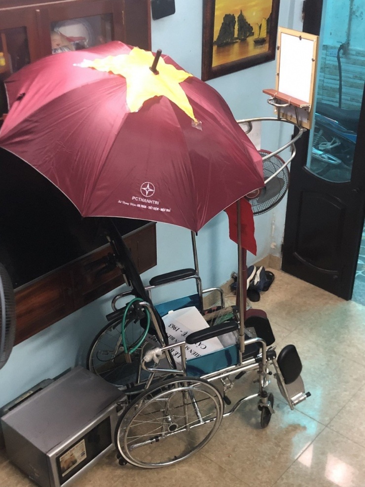 Chiếc xe lăn được ông Hà chuẩn bị để đưa bố tham dự lễ diễu binh, diễu hành ngày 2/9 tới đây