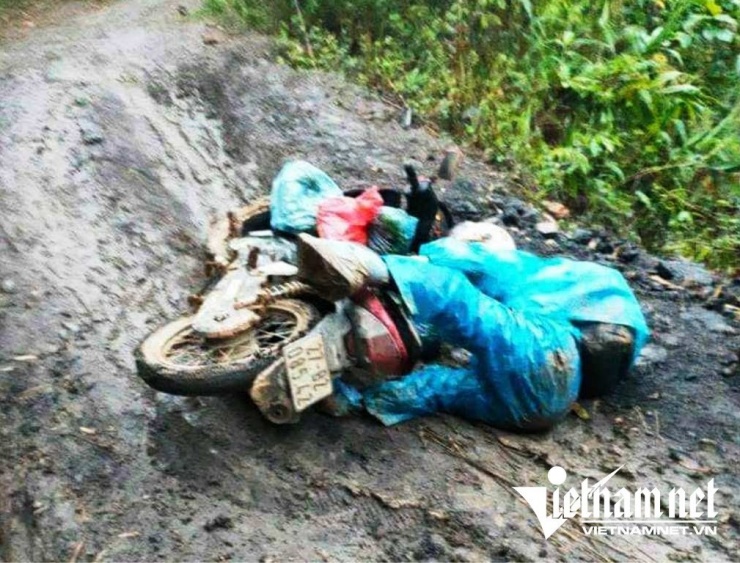 Nhiều giáo viên trên đường đến điểm dạy học bị ngã trầy xước, tràn dịch khớp nhưng vẫn cố gắng vì học trò.