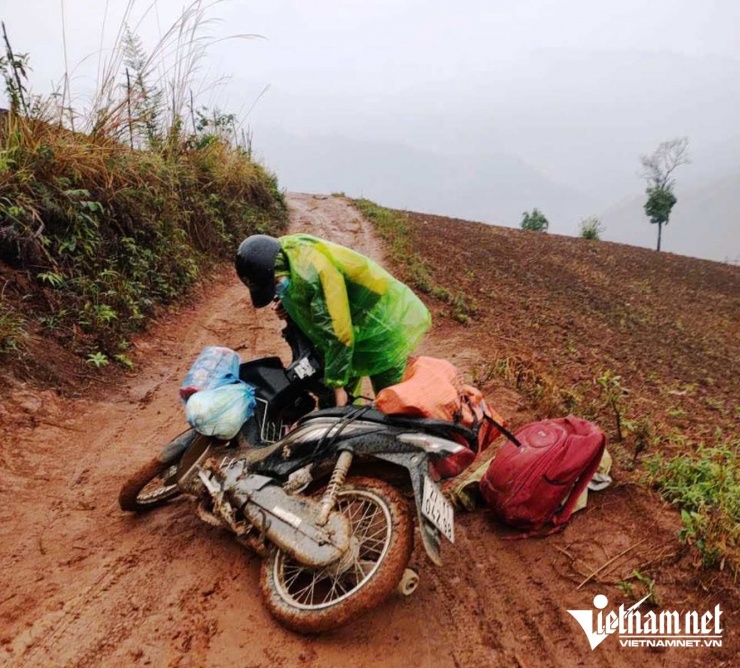 Cô giáo Lò Thị Thảo, Trường Mầm non Hoa Ban (xã Tìa Dình), dù ngã ướt hết, xe đè lên người nhưng vẫn cố gắng đến lớp, vì các học trò đang đợi.