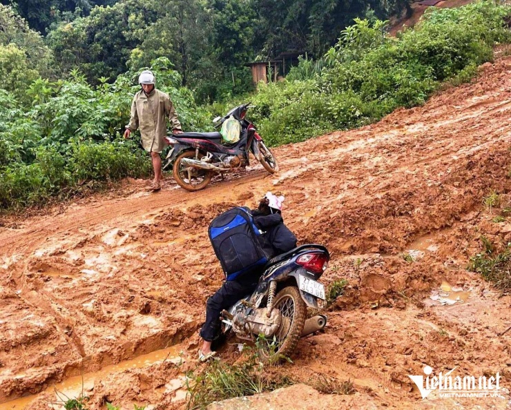 Đối với nữ giáo viên cắm bản ở Điện Biên, mỗi lần đến lớp đều phải vượt qua nhiều cung đường hiểm trở.